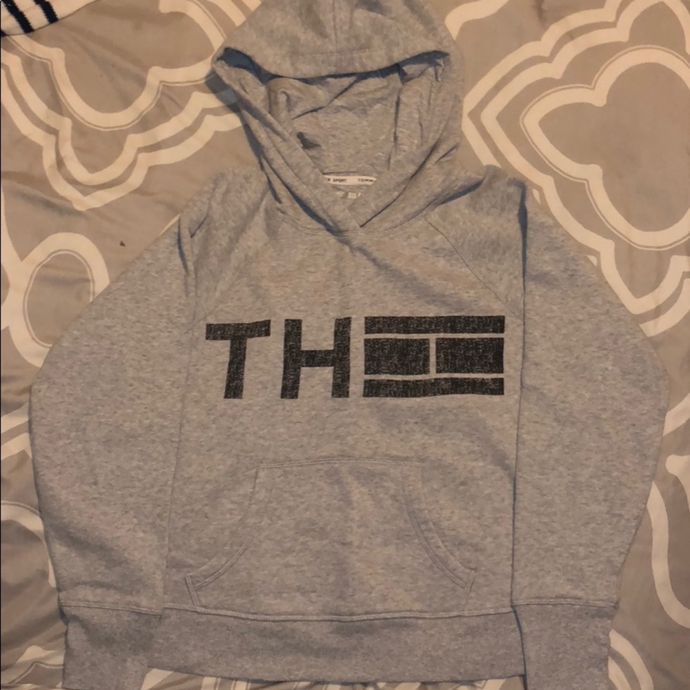 Cropped Tommy Hilfiger sweater.